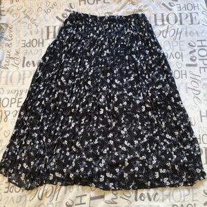 Suzy Shier | women's large Black and White Floral Skirt